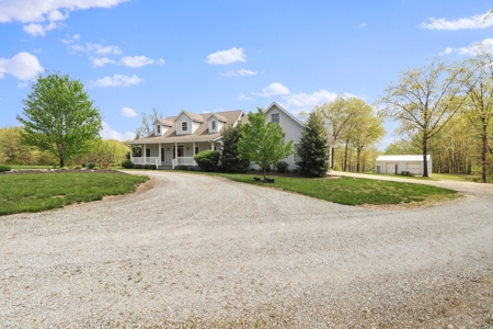 Beautiful Home & Wooded Land in Howell County, Missouri - image 27