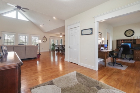 Beautiful Home & Wooded Land in Howell County, Missouri - image 9