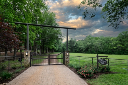 East Texas Luxury Cattle & Horse Ranch Jacksonville & Tyler - image 1