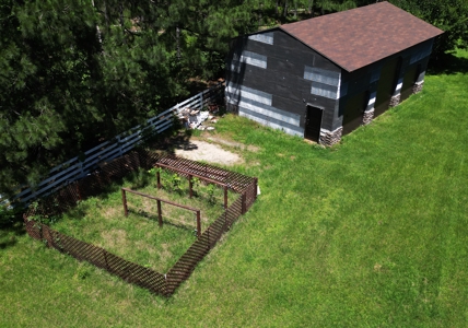 East Texas Country Home On ±48.17 Acres With Barn And Pool - image 2