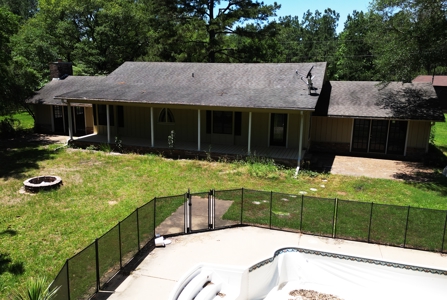 East Texas Country Home On ±48.17 Acres With Barn And Pool - image 6