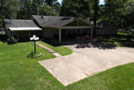 East Texas Country Home On ±48.17 Acres With Barn And Pool - image 4