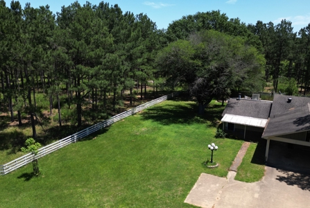 East Texas Country Home On ±48.17 Acres With Barn And Pool - image 3