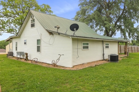 Southern Missouri Hobby Farm With Stunning Home - image 19
