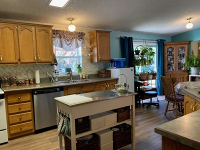 Montrose Oasis: 4-Bedroom Retreat with Versatile Spaces - image 8