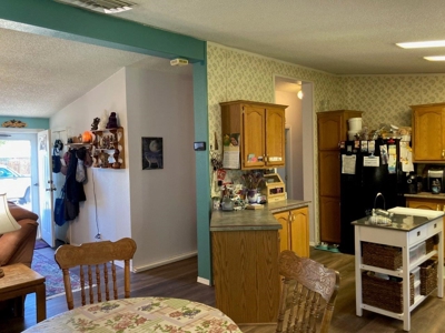 Montrose Oasis: 4-Bedroom Retreat with Versatile Spaces - image 7