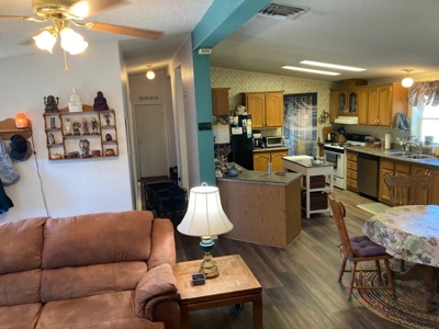 Montrose Oasis: 4-Bedroom Retreat with Versatile Spaces - image 5