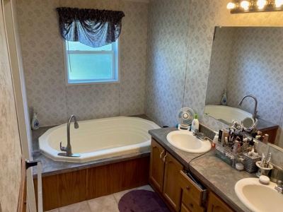 Montrose Oasis: 4-Bedroom Retreat with Versatile Spaces - image 11