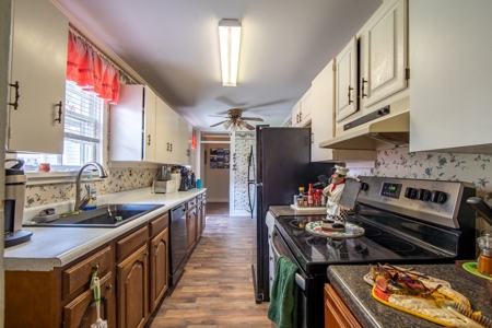 Property w/ Two Homes & Barn for Sale Near Reelfoot Lake TN - image 7