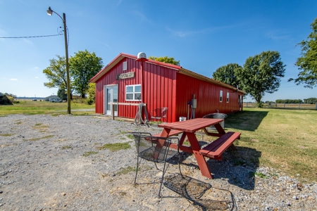 Property w/ Two Homes & Barn for Sale Near Reelfoot Lake TN - image 20
