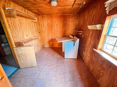 2 Bedroom Country Home On 2 Acres - image 12