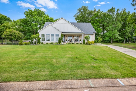 TN Lakeview Custom Home w/Upscale Cabinets & Veranda - image 2