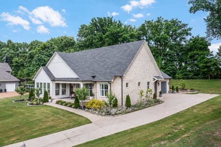 TN Lakeview Custom Home w/Upscale Cabinets & Veranda - image 31