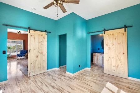 Santa-Fe Off-Grid Custom Home with Panoramic Views - image 13
