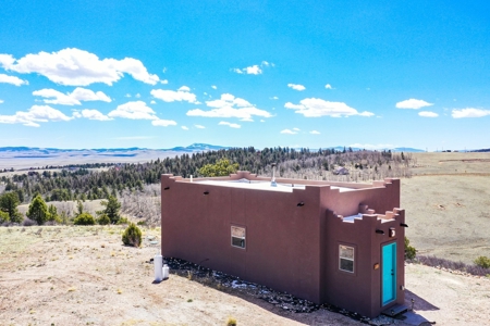 Santa-Fe Off-Grid Custom Home with Panoramic Views - image 21