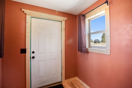 Santa-Fe Off-Grid Custom Home with Panoramic Views - image 20