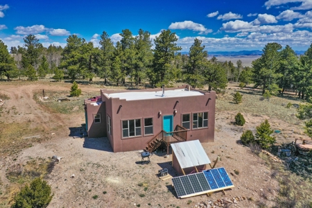 Santa-Fe Off-Grid Custom Home with Panoramic Views - image 2