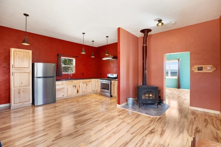 Santa-Fe Off-Grid Custom Home with Panoramic Views - image 7