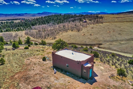 Santa-Fe Off-Grid Custom Home with Panoramic Views - image 34