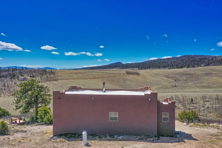 Santa-Fe Off-Grid Custom Home with Panoramic Views - image 22