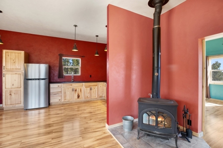 Santa-Fe Off-Grid Custom Home with Panoramic Views - image 10