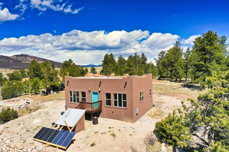 Santa-Fe Off-Grid Custom Home with Panoramic Views - image 23