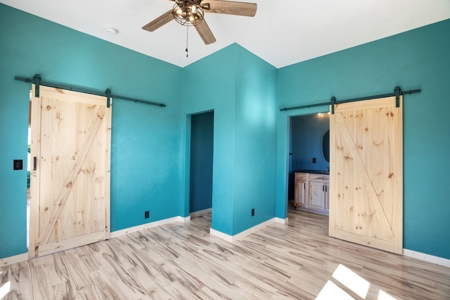 Santa-Fe Off-Grid Custom Home with Panoramic Views - image 14