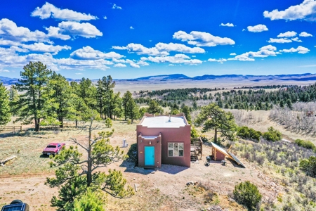 Santa-Fe Off-Grid Custom Home with Panoramic Views - image 26