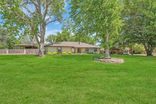 4 bedroom home on a HUGE lot .75 on a acre.