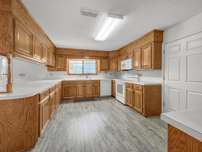 Country Home for Sale with 5.5 Acres of Land, Shop and Pond - image 25