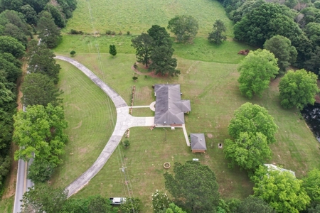 Country Home for Sale with 5.5 Acres of Land, Shop and Pond - image 18