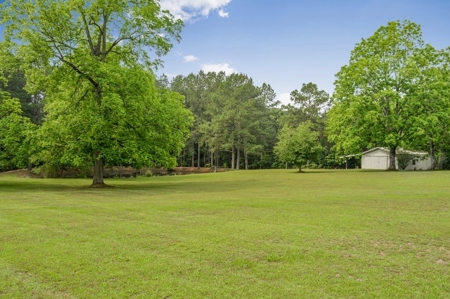 Country Home for Sale with 5.5 Acres of Land, Shop and Pond - image 11