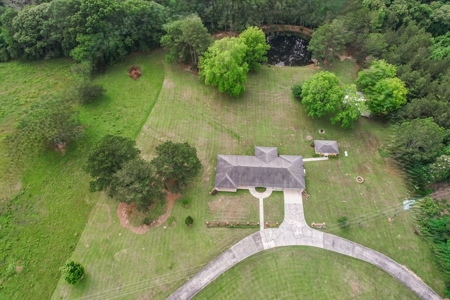 Country Home for Sale with 5.5 Acres of Land, Shop and Pond - image 21