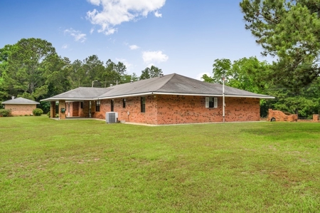 Country Home for Sale with 5.5 Acres of Land, Shop and Pond - image 10