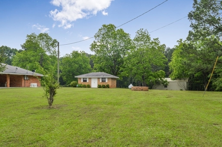 Country Home for Sale with 5.5 Acres of Land, Shop and Pond - image 4