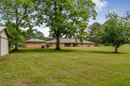 Country Home for Sale with 5.5 Acres of Land, Shop and Pond - image 8