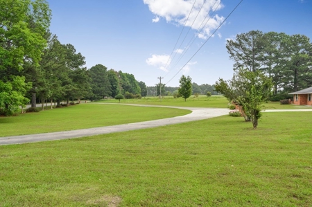 Country Home for Sale with 5.5 Acres of Land, Shop and Pond - image 5