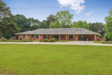 Country Home for Sale with 5.5 Acres of Land, Shop and Pond - image 7