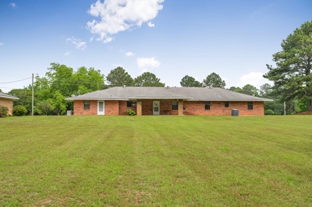 Country Home for Sale with 5.5 Acres of Land, Shop and Pond - image 9