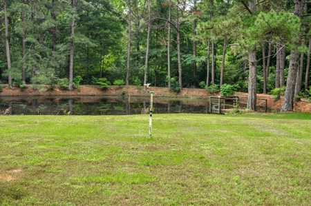 Country Home for Sale with 5.5 Acres of Land, Shop and Pond - image 15