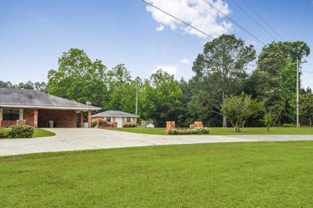 Country Home for Sale with 5.5 Acres of Land, Shop and Pond - image 2
