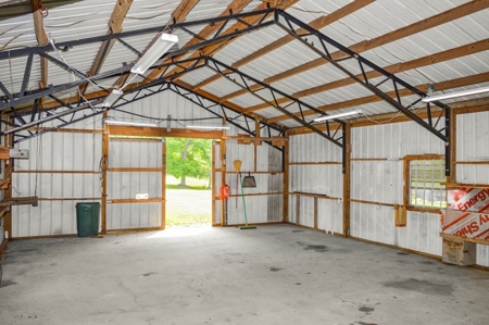 Country Home for Sale with 5.5 Acres of Land, Shop and Pond - image 47