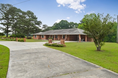 Country Home for Sale with 5.5 Acres of Land, Shop and Pond - image 3