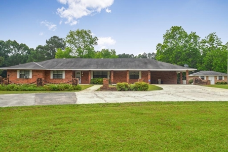 Country Home for Sale with 5.5 Acres of Land, Shop and Pond - image 1