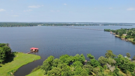 LAKEFRONT HOME on Lake Palestine - image 15