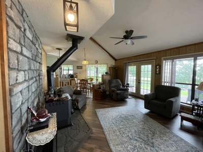 LAKEFRONT HOME on Lake Palestine - image 22