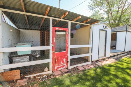 3/2 with Converted Garage, Chicken Coop & Chicken Run! - image 23