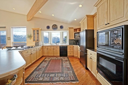 "Mountain Sanctuary: Spectacular Views, Outdoor Adventures - image 9
