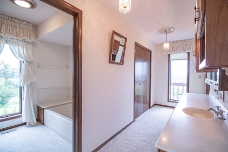Country Home Anamosa Iowa for sale - image 24