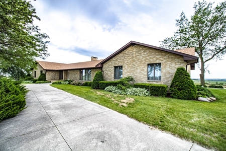 Country Home Anamosa Iowa for sale - image 2